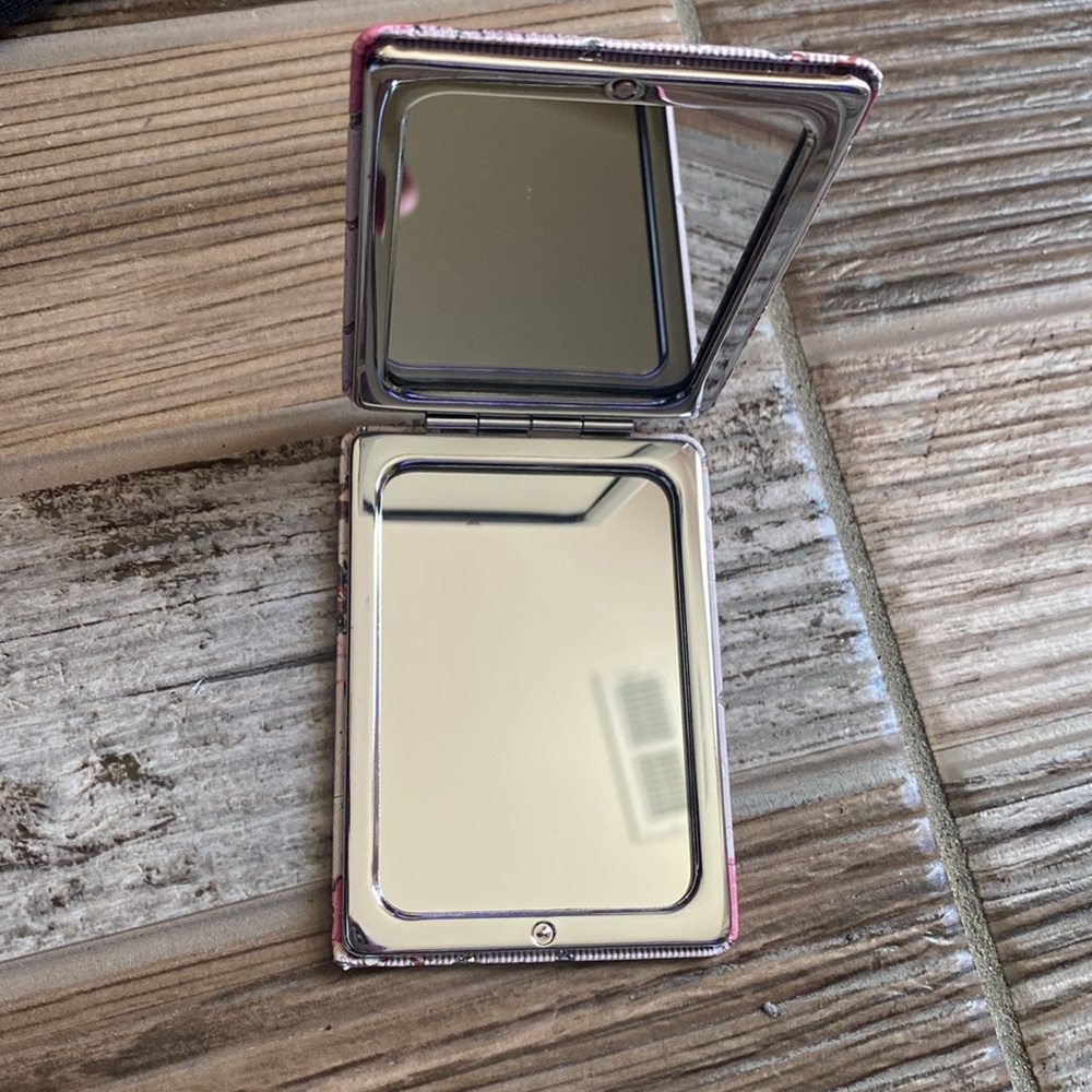 Eiffel Tower Compact Mirror - Picture 2 of 2